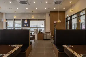 효율적인 동선의 모던 캐주얼 돈카츠 식당 인테리어